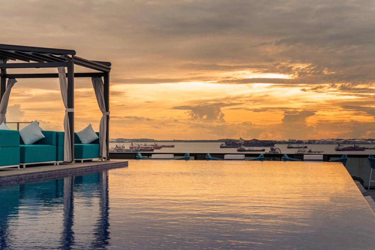 The Outpost Hotel Sentosa By Far East Hospitality (Adults Only) Сингапур Екстериор снимка The rooftop pool at the hotel