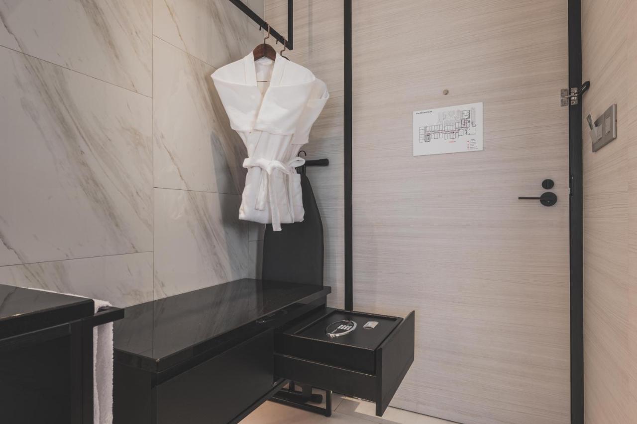 The Outpost Hotel Sentosa By Far East Hospitality (Adults Only) Сингапур Екстериор снимка A bathrobe hanging on a door