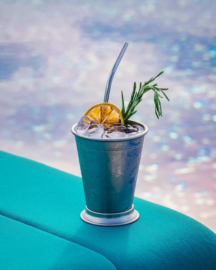 The Outpost Hotel Sentosa By Far East Hospitality (Adults Only) Сингапур Екстериор снимка A Moscow Mule cocktail