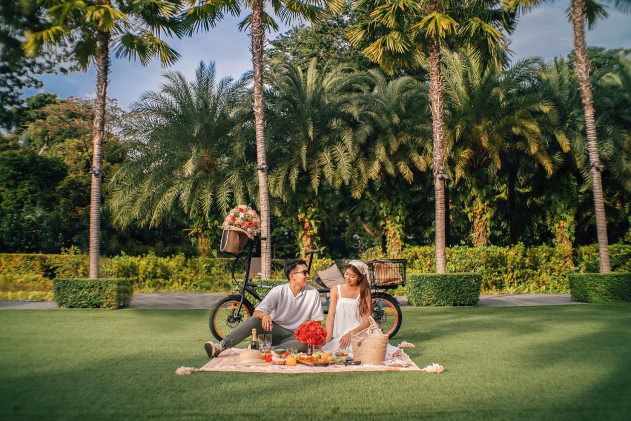 The Outpost Hotel Sentosa By Far East Hospitality (Adults Only) Сингапур Екстериор снимка A couple having a picnic in the park