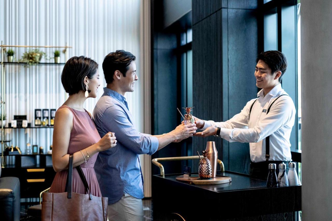 The Outpost Hotel Sentosa By Far East Hospitality (Adults Only) Сингапур Екстериор снимка A bartender serving a couple