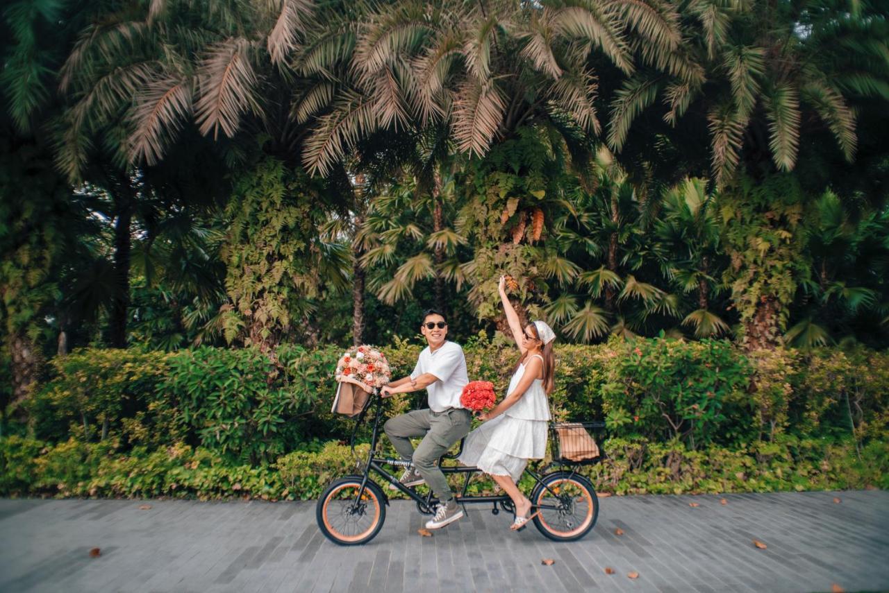 The Outpost Hotel Sentosa By Far East Hospitality (Adults Only) Сингапур Екстериор снимка A couple riding a tandem bicycle