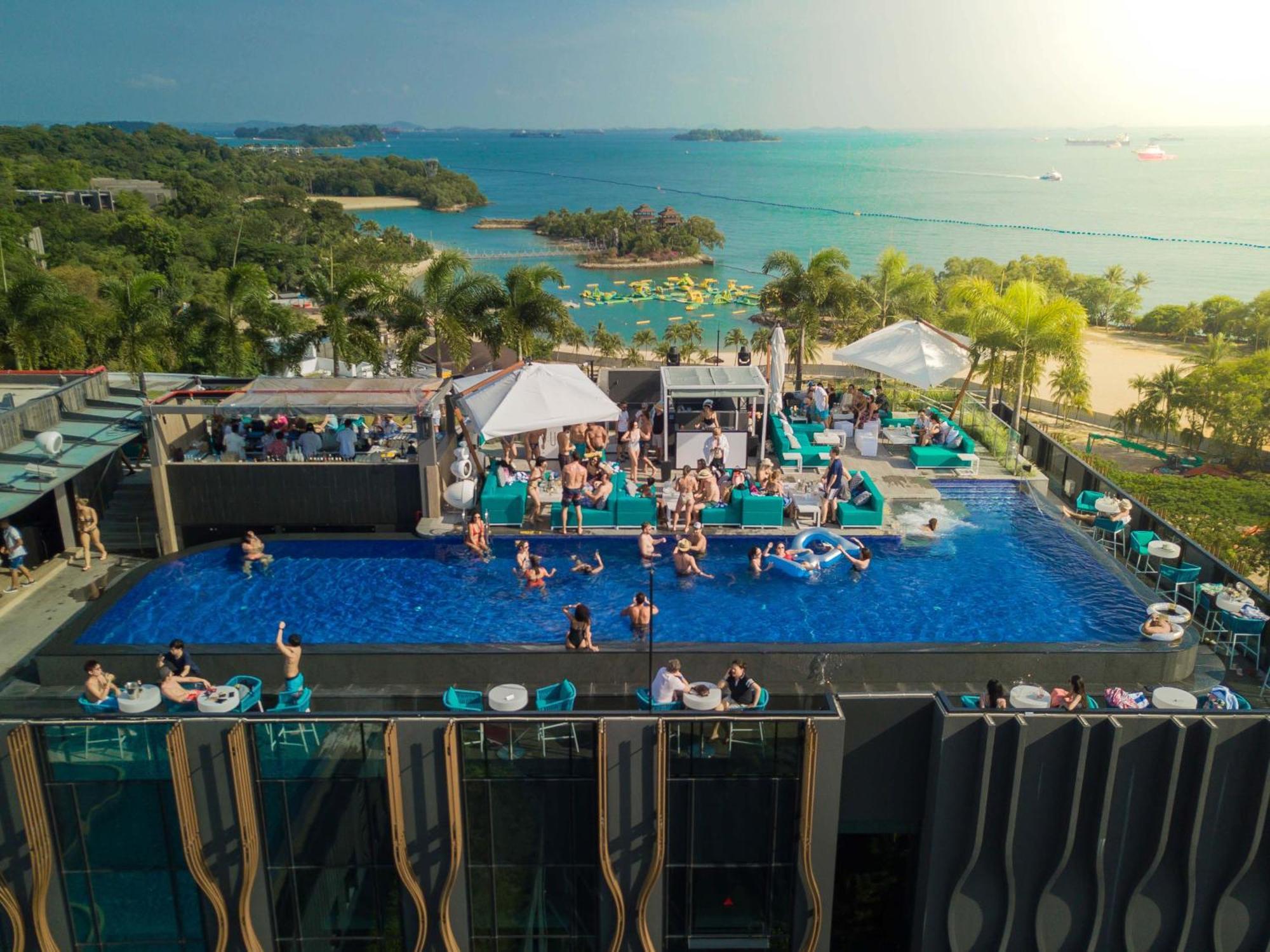 The Outpost Hotel Sentosa By Far East Hospitality (Adults Only) Сингапур Екстериор снимка The rooftop pool at the U Sathorn